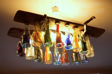 Lampa z lahví naplněných barevnými střepy