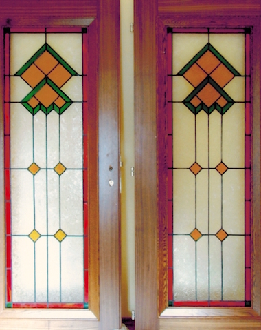 Dvojkřídlé dveře s geometrickým vzorem