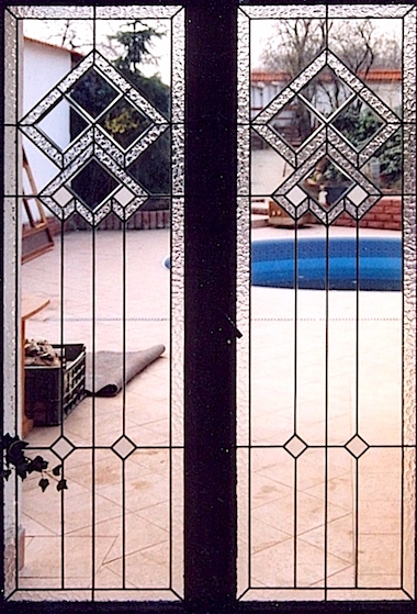 Okenní vitráž s fazetovými skly