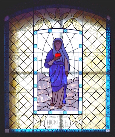 Kostelní vitráž v Církvicích