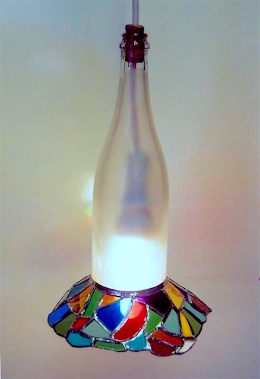 Lampa z lahve v kombinaci s vitráží